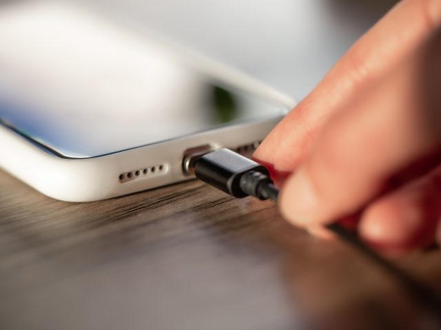 Kaip išvalyti telefono krovimo lizdą?